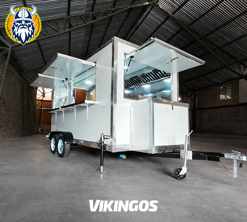 Carro de 2 por 4 metros en color blanco con sus ventanas abiertas y un cajón pequeño adicional