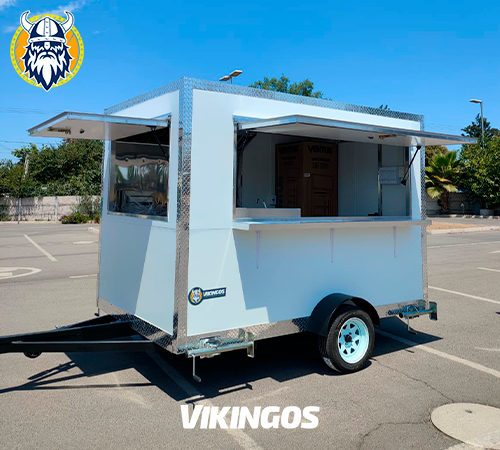 Carro de 2 por 3 metros en color blanco con sus ventanas abiertas