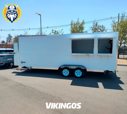 Carro de 2 por 5 metros en color blanco con sus ventanas abiertas